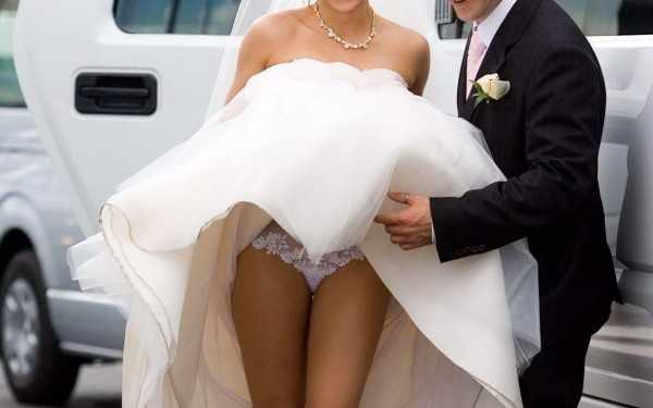 Невеста в белых чулках получает от чувака куни и трахается с женихом
