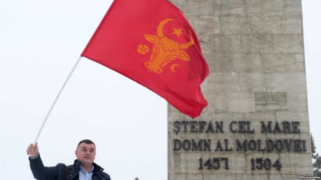 Drapelul roșu cu cap de bour a fost legalizat de către Comisia Națională de Heraldică