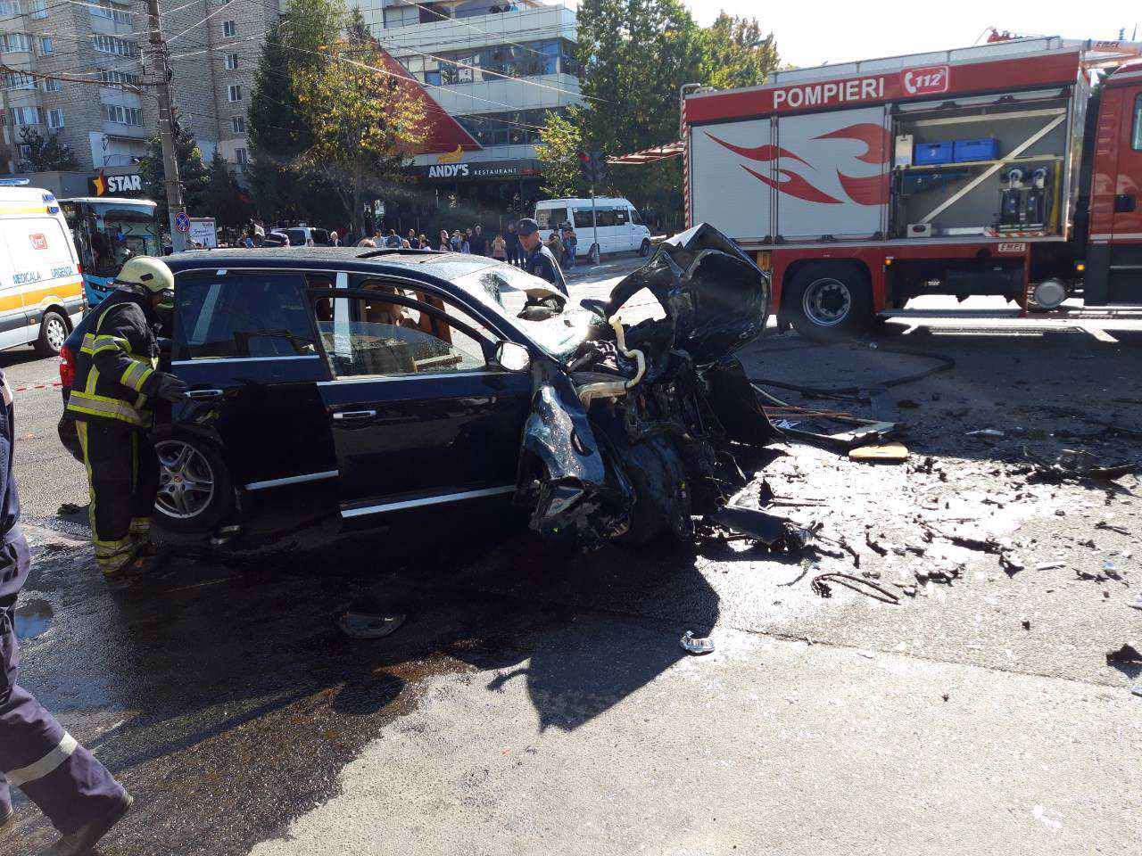 UPDATE// Noi detalii de la IGSU privind victimele accidentului de la Buciucani în care un Porsche a intrat violent într-un troleibuz