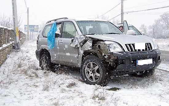 Accidente rutiere şi localităţi rămase fără lumină în urma ninsorii