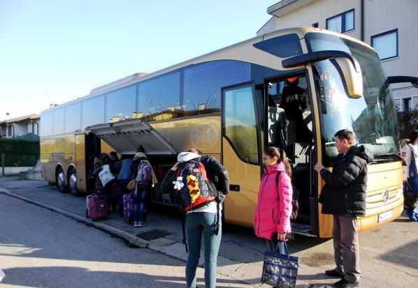 Autocarele cu moldoveni blocate la hotar cu Germania au pornit spre casă