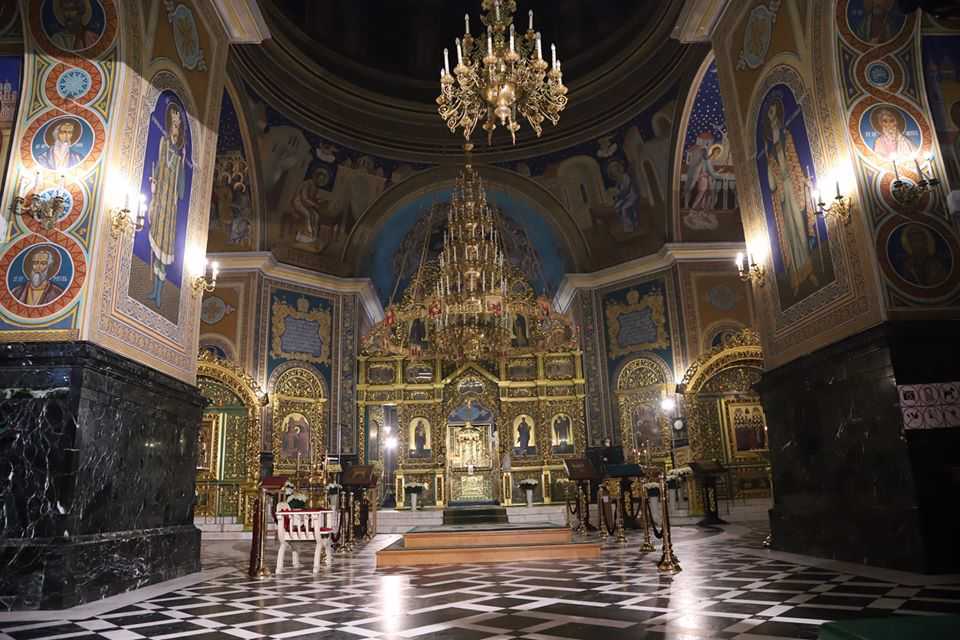 Preoți cu măști în Catedrala pustie: Cum a decurs în acest an Slujba Învierii