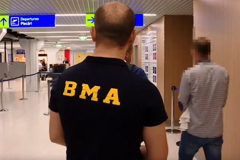 ZECI de moldoveni, care se aflau ilegal în Germania, au fost aduși FORȚAT în R.Moldova