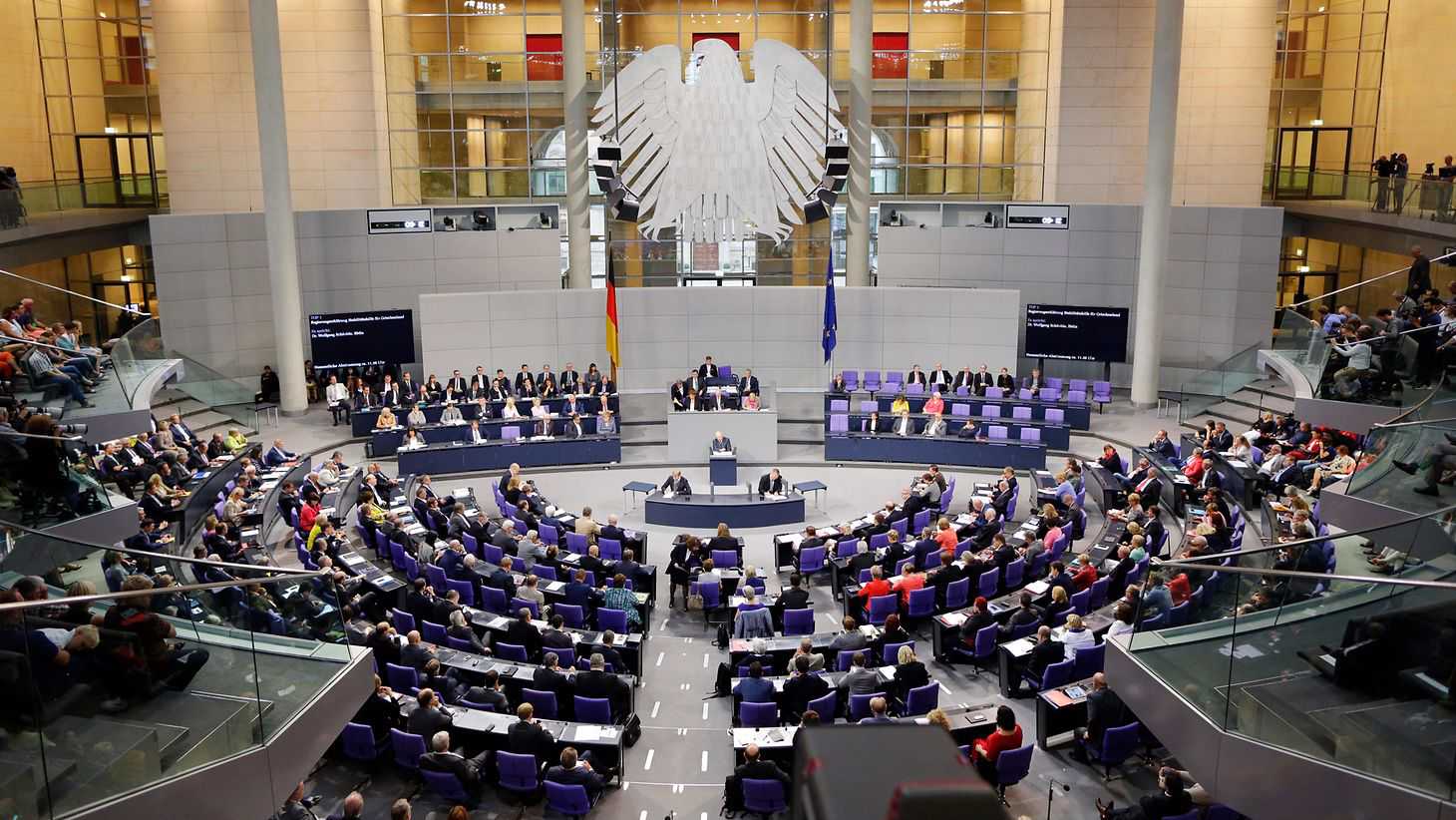 Tinerii au ȘANSA să ajungă în Bundestagul German, beneficiind de bursă și cazare gratuită