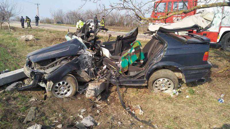 Șofer, în vârstă de 39 de ani, descarcerat de pompieri după ce a ajuns cu mașina într-un pilon electric