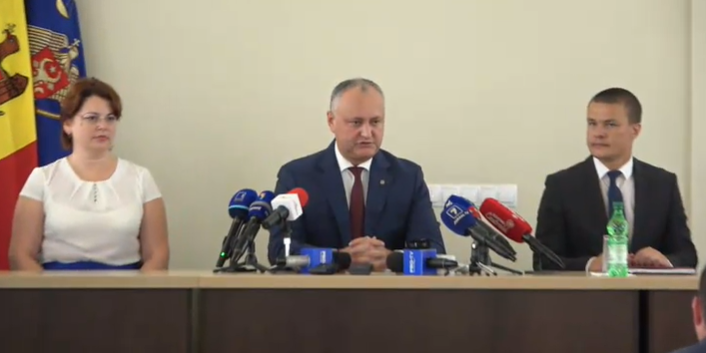 Igor Dodon nu l-a lăsat pe Robu să răspundă la întrebările presei: Procurorul general trebuie să vorbească mai puţin şi să deschidă dosare penale
