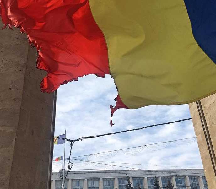 Drapelul Republicii Moldova din interiorul Arcului de Triumf a fost vandalizat
