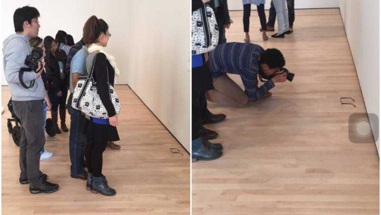 Farsă cu efect ridicol. Vizitatorii unui muzeu de artă modernă au fotografiat niște ochelari așezați pe jos
