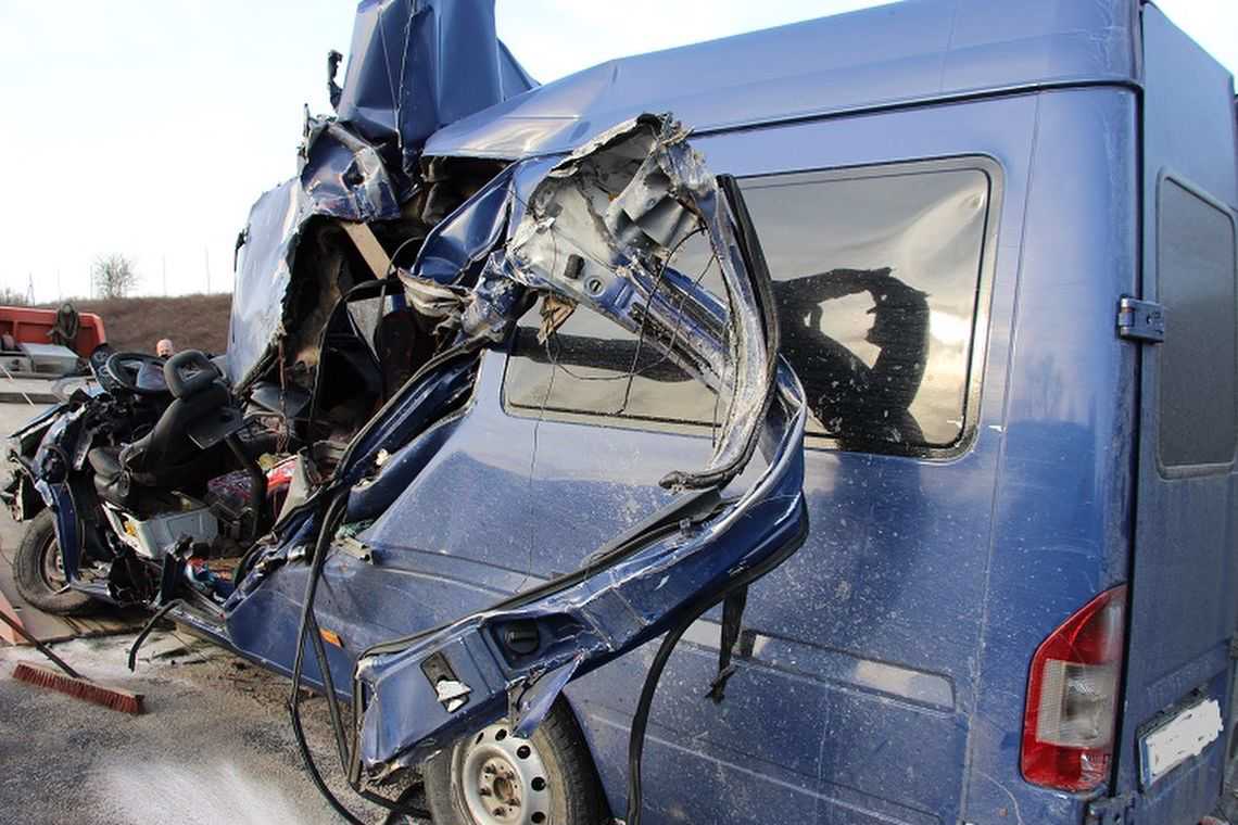 Doi moldoveni au murit, unul e în stare gravă, iar ceilalți șase sunt răniți, după un impact inevitabil cu o semiremorcă în Ungaria