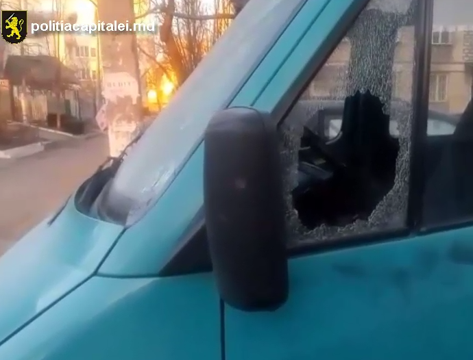 Trei adolescenţi din capitală, reţinuţi de polițiști în timp ce spărgeau automobile