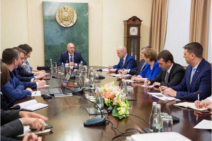 Premierul Pavel Filip a propus ca șoferii care circulă cu viteză excesivă să rămână FĂRĂ permis de conducere