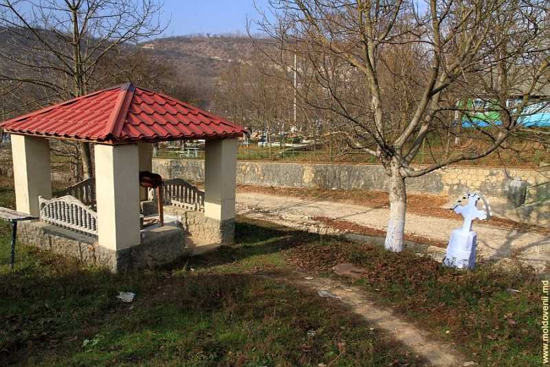 O femeie de 72 de ani, salvată de pompieri, după ce a căzut într-o fântână publică din Colibași