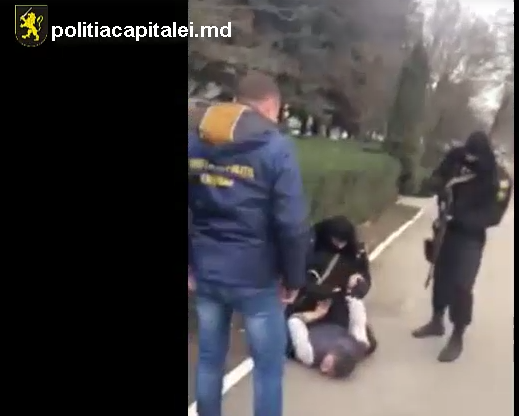 Un taximetrist a fost atacat cu un cuţit şi deposedat de automobilul de serviciu