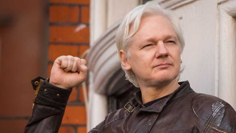 Julian Assange a fost găsit VINOVAT de încălcarea termenilor eliberării pe cauţiune şi riscă ÎNCHISOARE