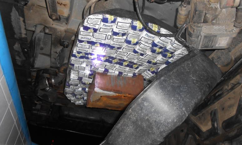 16 mii de țigarete, depistate de autorităţile de la frontieră în rezervorul maşinii unui moldoven