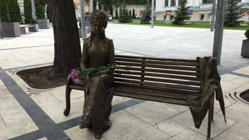Povestea de dragoste eminesciană continuă: Monumentul Veronicăi Micle, muza marelui poet, amplasat în scuarul lui Mihai Eminescu, din centrul capitalei