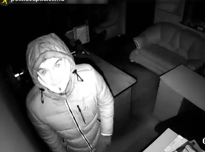 Doi indivizi surprinşi de camera de supraveghere cum fură dintr-un oficiu
