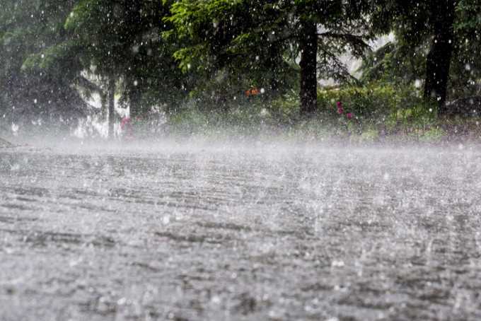 Prejudicii în urma ploilor în Capitală și în mai multe localități din țară