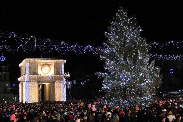 Cînd va fi scos din întuneric Pomul de Crăciun