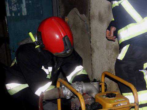 Consecințele ploilor abundente // O clădire a procuraturii, inundată. Salvatorii au pomat apa din grădini și subsoluri din Chișinău și mai multe raioane