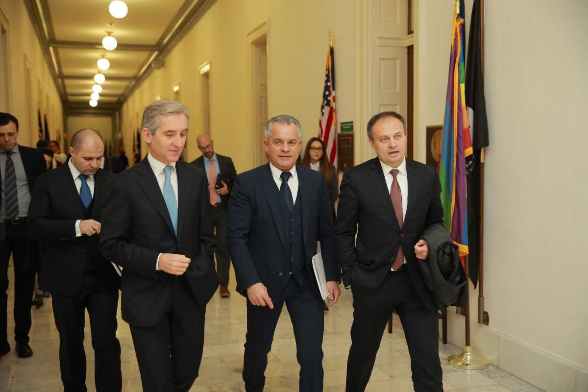 Cu cine s-a întreţinut liderul democrat la Washington
