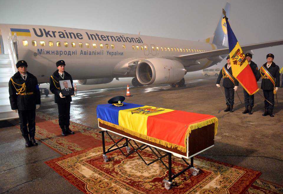 Trupul neînsuflețit al colonelului moldovean, decedat în Ucraina, a fost adus acasă
