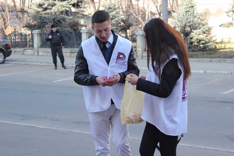 Mărțișoare pentru deputați: Treziți-vă la viață! FOTO
