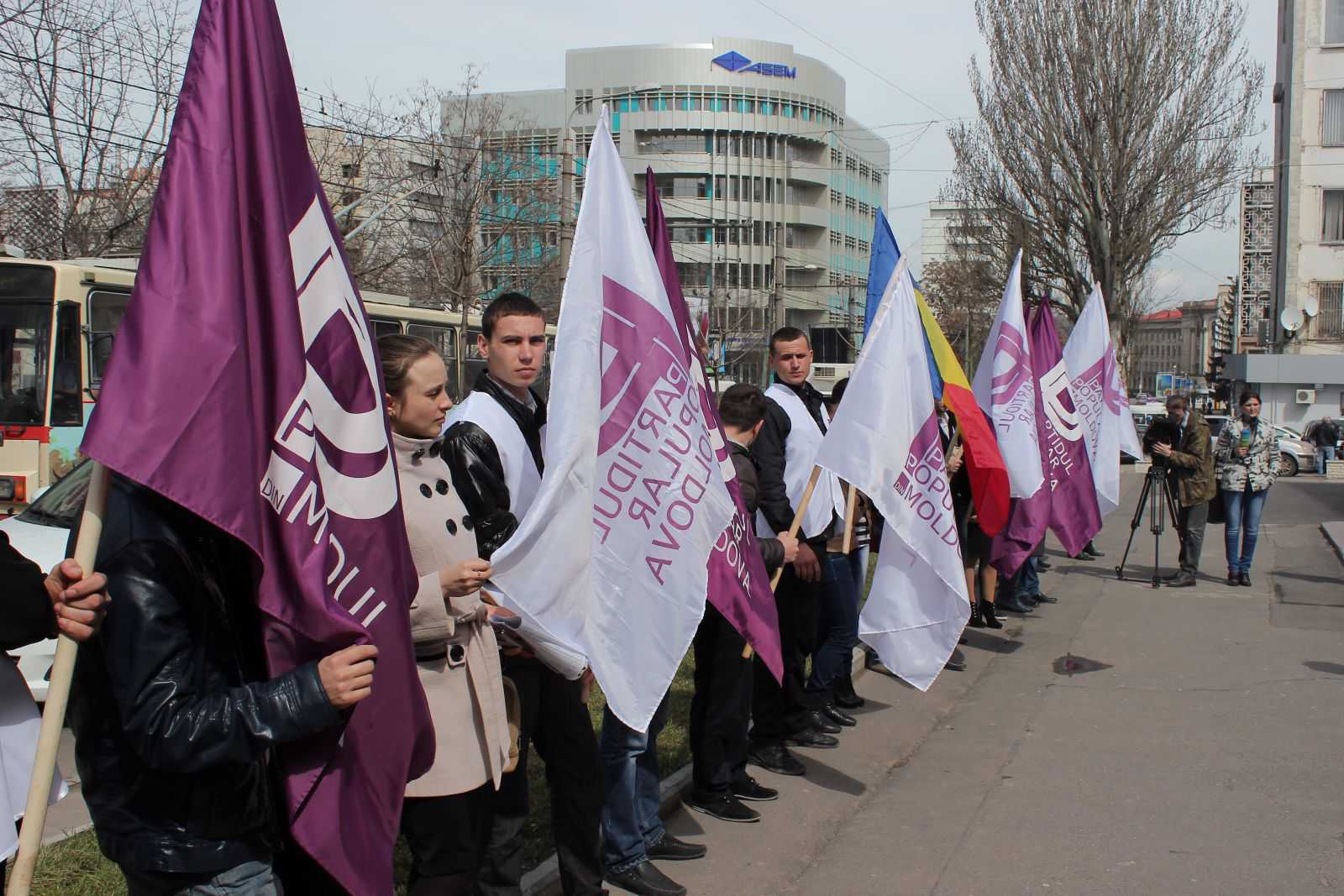 FOTO. Flash-mob în faţa PG: Cerem adevărul despre 7 aprilie!