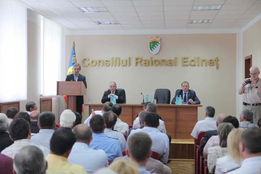 Iurie Leancă a discutat cu fermierii din Edineţ despre dezvoltarea afacerilor cu investiţii străine / FOTO