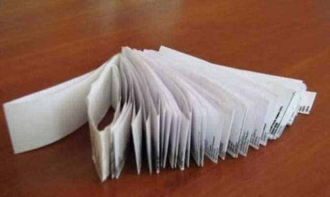 FOTO. El e cel mai tupeist când vine vorba de trişat la examene! A fost prins cu o copiuţă de 11 metri şi 25.000 de răspunsuri!