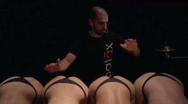 Asta-i tare! Un spaniol cântă la fesele a patru tinere sexy! | VIDEO