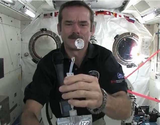 IMAGINI INEDITE: Cum se spală pe mâini astronauţii în spaţiu – VIDEO