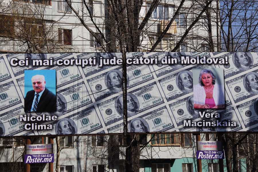 IMAGINI cu „Cei mai corupţi judecători din Moldova!” pe panourile publicitare din Chişinău