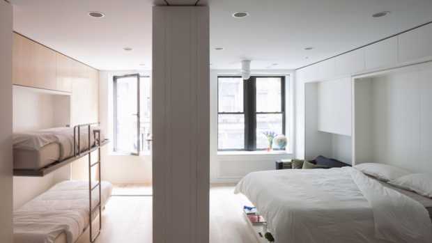 VIDEO. Doi studenţi au transformat un apartament mic din New York într-un spaţiu incredibil