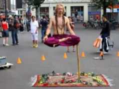 El este omul care sfideaza legile fizicii: Stă relaxat în aer, la fel cum stă așezat pe scaun. VIDEO