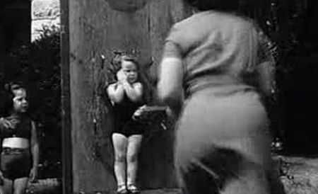 Imaginile Şocante care vin din trecut. Astăzi, mama aceasta ar fi băgată la puşcărie