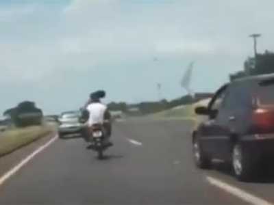 VIDEO. Sărut la 80 de km/oră, pe motocicletă. Gestul unui cuplu brazilian a uimit colegii de trafic