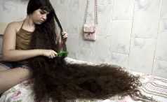 Natasha care nu şi-a tuns părul niciodată. Vezi cât costă părul fetei