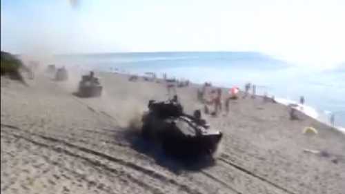 VIDEO. Convoi de tancuri, pe o plajă plină de turişti din Rusia