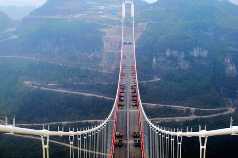 Inedit: Chinezii au construit o autostradă suspendată între doi munţi. FOTO