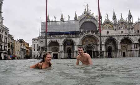 GALERIE FOTO. Turiştii înoată în piaţa San Marco din Veneţia. Întregul oraş este sub apă