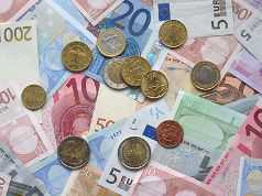 A înscenat tâlhăria din propria casă pentru a ascunde soţului lipsa a 1800 euro