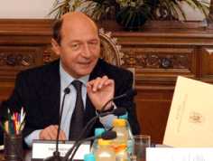 Băsescu: nu neglijaţi comuniştii