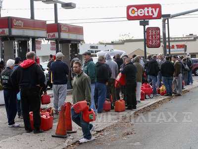 Benzinăriile din New York, asaltate de şoferi. Uraganul Sandy vine cu o nouă problemă: criza benzinei