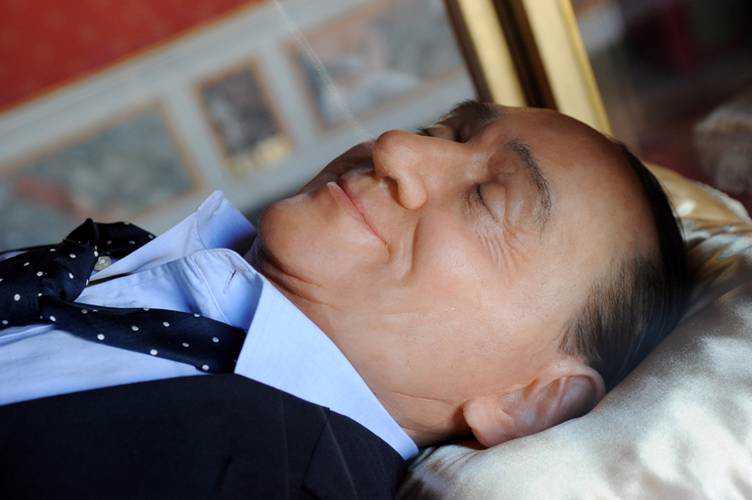 BERLUSCONI MORT, întins pe catafalc – imaginea care a ŞOCAT azi lumea. FOTO