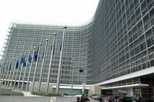 Comisia Europeană a adoptat priorităţile de urmat în 2013 pentru relansarea creşterii economice