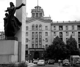 Valeriu Moraru este învinuit de stăpînire ilegală a Hotelului Chişinău