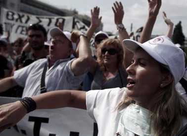 FILMUL DISPERĂRII: Grecii s-au bătut pe fructe şi legume distribuite gratis