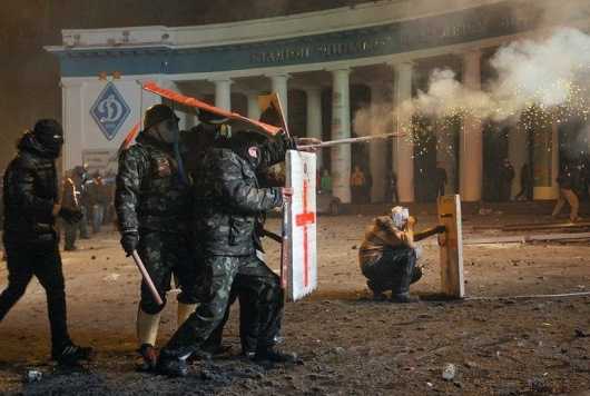 PROTESTE SÂNGEROASE LA KIEV: Un poliţist a fost împuşcat în cap, iar alţi doi sunt de negăsit