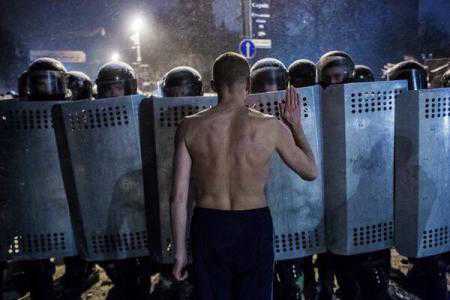 Autoritățile ucrainene își cer scuze după apariția clipului video în care poliția maltratează un protestatar / VIDEO
